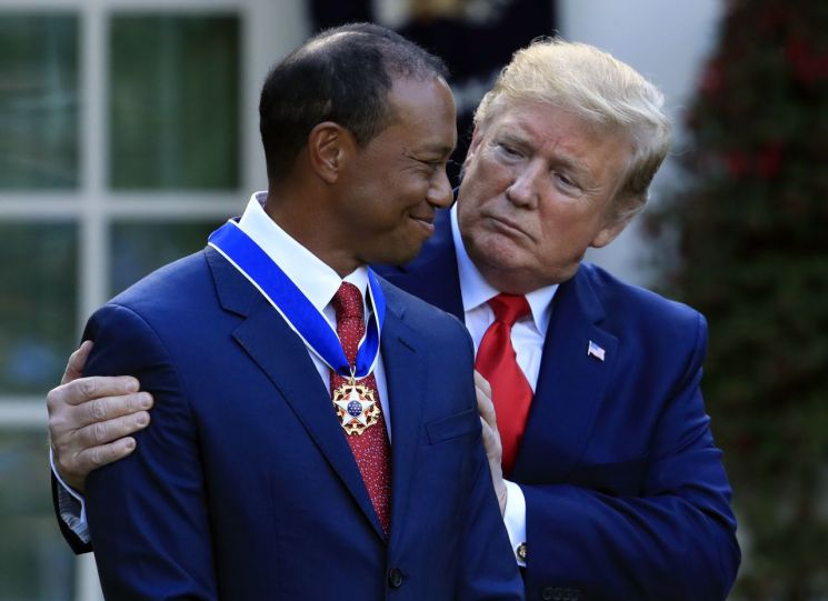 [포토]트럼프, 우즈에 '대통령 자유메달' 수여하고 다정한 포즈