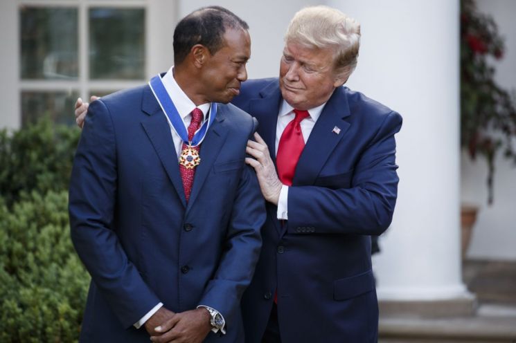 [포토]트럼프, 우즈에 '대통령 자유메달' 수여하고 다정한 포즈