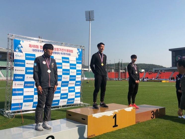 전국종별육상경기선수권대회 400m에서 우승을 차지한 모일환 선수(가운데)