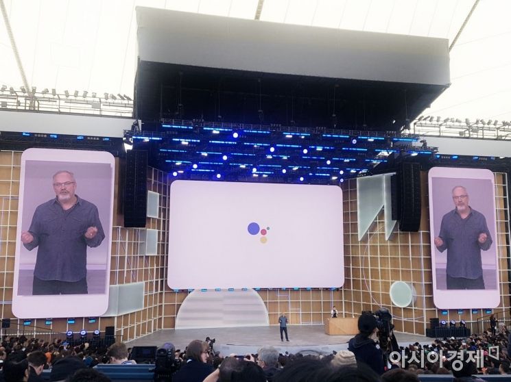 스콧 허프만 구글 엔지니어링 부문 부사장이 7일(현지시간) 미국 캘리포니아주 마운틴뷰에서 열린 구글 I/O 2019 행사에서 인공지능(AI) 비서 '구글 어시스턴트'의 새 기능을 소개하고 있다.
