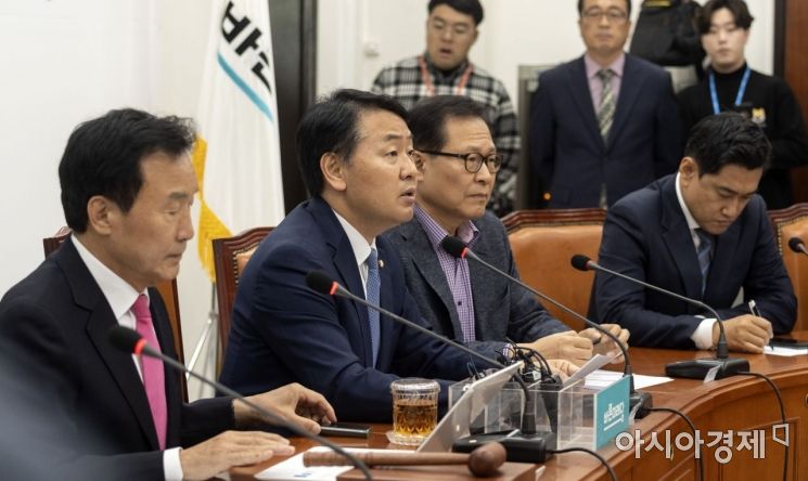 김관영 바른미래당 원내대표가 8일 국회에서 열린 최고위원회의에 참석, 모두 발언을 하고 있다. 이날 최고위에는 손학규 대표가 지명한 주승용 의원과 문병호 전 의원과 그동안 지도부 사퇴를 요구하며 최고위 참석을 거부한 오신환 사무총장이 참석했다./윤동주 기자 doso7@
