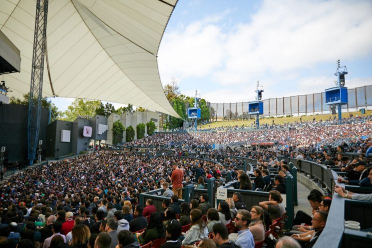 7일(현지시간) 미국 캘리포니아주 마운틴듀에서 열린 '구글 I/O 2019' 행사에서 참가자들이 기조강연을 듣고 있다.(사진=구글 제공)