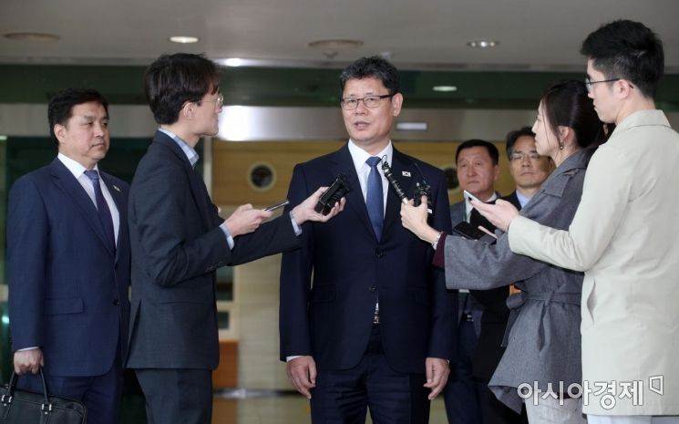 [포토] 취재진과 인터뷰하는 김연철 장관 