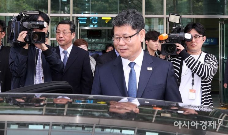 [포토] 남북출입사무소 나서는 김연철 장관