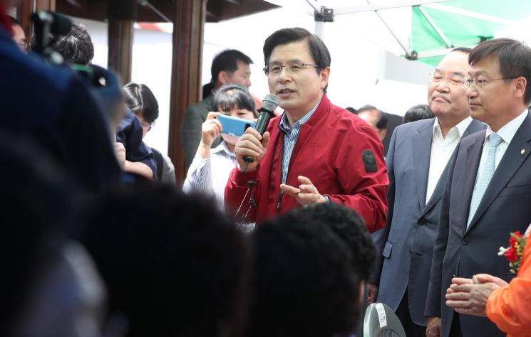 대우조선 찾은 黃 "매각 졸속"…한선교 논란엔 "내용 파악중" 