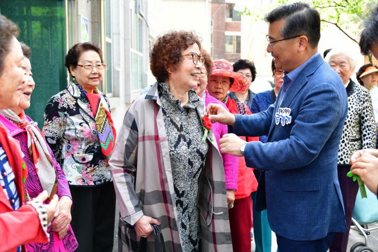 [포토]류경기 중랑구청장, 어버이날 어르신들께 카네이션 달아드려 