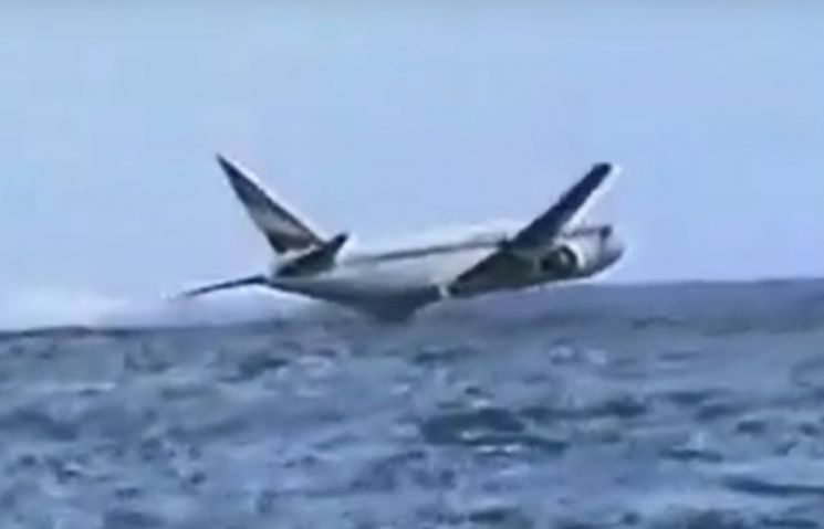 1996년 11월23일 아프리카의 한 휴양지 해변에 비상착수한 에티오피아항공 961편. 이 사고로 125명의 탑승객이 사망합니다. [사진=유튜브 화면캡처]