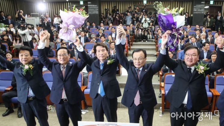 [포토] 두손 번쩍 든 이인영 신임 원내대표