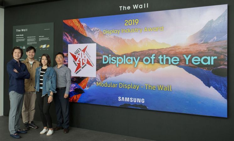 삼성전자의 마이크로 LED 기반 모듈러 디스플레이 ‘더 월(The Wall)’이 국제정보디스플레이학회(SID)로부터 ‘올해 최고의 디스플레이’로 뽑혔다. 제품개발 등에 참여한 삼성전자 직원들이 경기도 수원시에 위치한 삼성전자 디지털시티에서 '더 월'을 소개하고 있다.