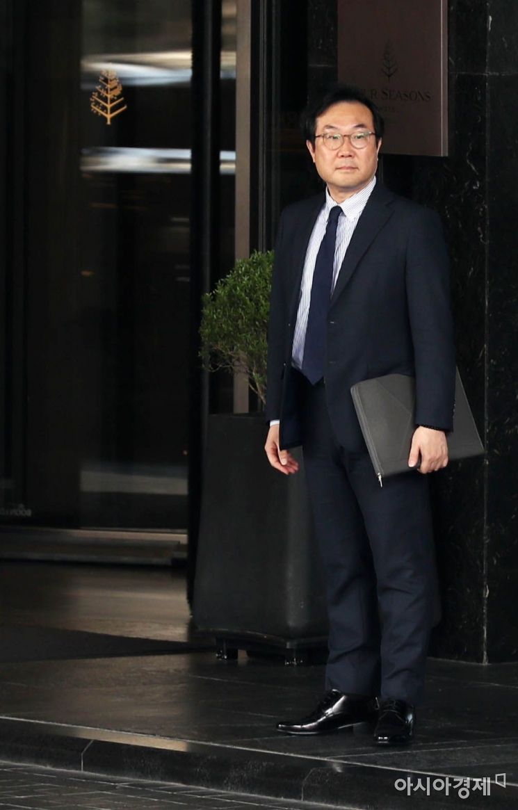 [포토]비건 대표와 조찬 마친 이도훈 본부장, 서류가방 들고