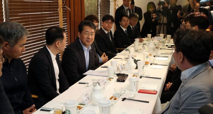 "월 50만원, 성인 게임 결제한도 규제 푼다"