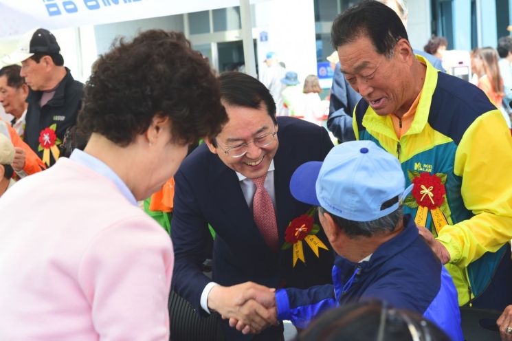 김종식 목포시장이 어르신들과 악수를 나누고 있다.(사진제공=목포시)