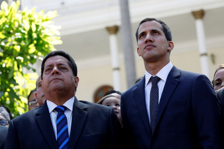 베네수엘라 의회 2인자인 에드가르 잠브라노 베네수엘라 국회부의장(왼쪽)과 후안 과이도 국회의장 [이미지출처=로이터연합뉴스]