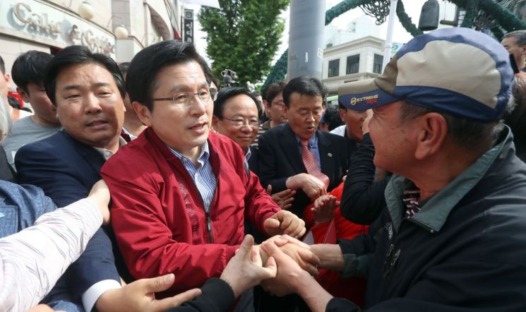 황교안 “문재인 대통령, 국민 눈 가리고 속일 궁리만”