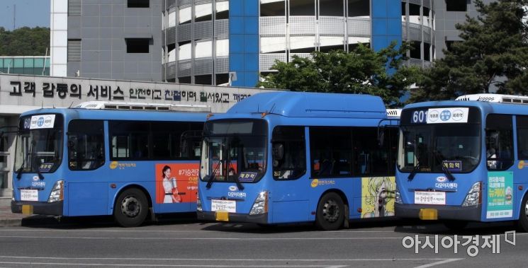 오는 15일 버스 파업을 결정짓는 찬반투표가 진행되는 9일 서울의 한 버스업체 차고지에 버스들이 주차돼 있다./김현민 기자 kimhyun81@