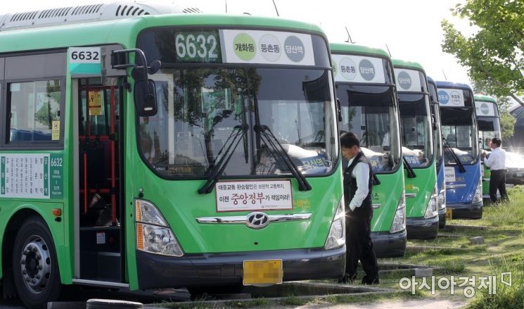 서울시버스노조가 파업 여부를 결정하는 투표를 실시한 9일 서울의 한 버스업체 차고지에 버스들이 주차돼 있다. 이날 투표 결과에 따라 오는 15일 서울 시내버스 전체 노선 운행 중단여부가 결정 된다./김현민 기자 kimhyun81@