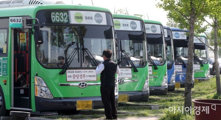 서울시버스노조가 파업 여부를 결정하는 투표를 실시한 9일 서울의 한 버스업체 차고지에 버스들이 주차돼 있다. 이날 투표 결과에 따라 오는 15일 서울 시내버스 전체 노선 운행 중단여부가 결정 된다./김현민 기자 kimhyun81@