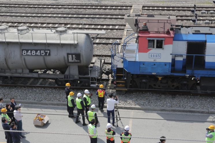 9일 대전조차장역에서 원격제어 입환 시스템을 이용한 철도차량을 연결·분리 시연회가 진행되고 있다. 코레일 제공