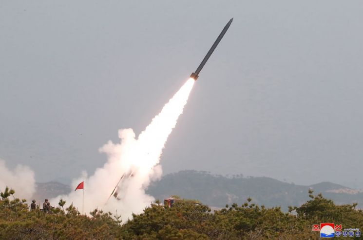 북한이 지난 5월 4일 동해상에서 진행한 대구경 장거리 방사포와 전술유도무기 화력타격훈련. 이 사진은 지난 5일 조선중앙통신이 공개했다.
