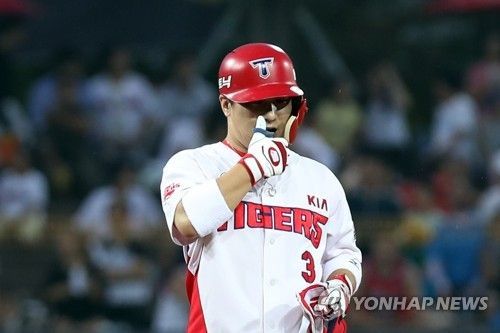 KIA 타이거즈 김선빈, 팬서비스 논란…“말 아끼는 게 최선”