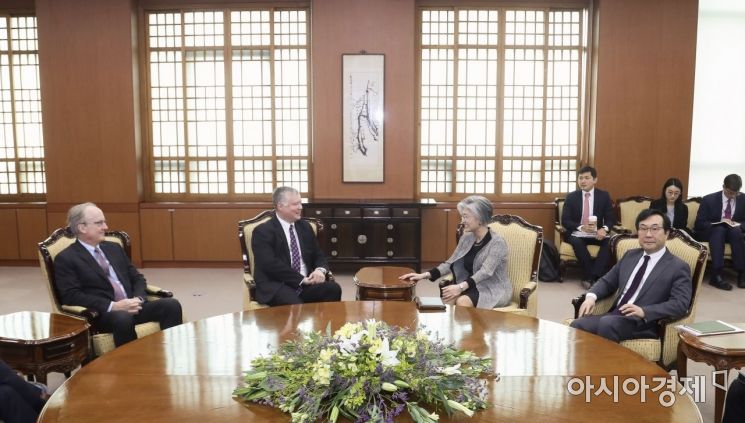 [포토] 강경화 장관과 대화하는 스티브 비건 대표