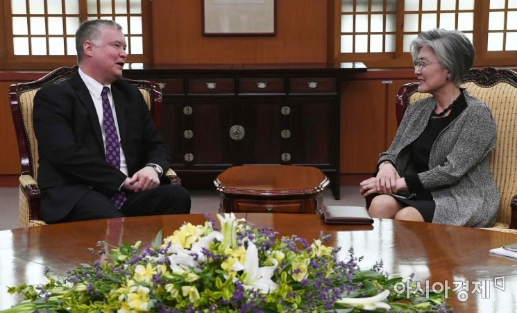 [포토] 대화하는 강경화 장관과 스티브 비건 대표