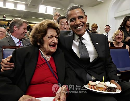 생일이 같은 버락 오바마 미국 대통령(오른쪽)과 베테랑 백악관 기자 헬렌 토머스가 미국 백악관 브리핑실에서 함께 생일을 축하한 지난 2009년 8월4일자 사진.사진=연합뉴스