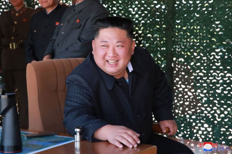 북한이 지난 9일 김정은 국무위원장의 지도 아래 조선인민군 전연(전방) 및 서부전선방어부대들의 화력타격훈련을 했다고 조선중앙통신이 보도했다. 중앙통신이 공개한 사진에서 김 위원장이 훈련을 참관하고 있다.