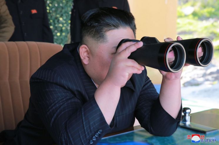 북한이 지난달 9일 김정은 국무위원장의 지도 아래 조선인민군 전연(전방) 및 서부전선방어부대들의 화력타격훈련을 했다고 조선중앙통신이 보도했다. 중앙통신이 공개한 사진에서 김 위원장이 훈련을 참관하고 있다.