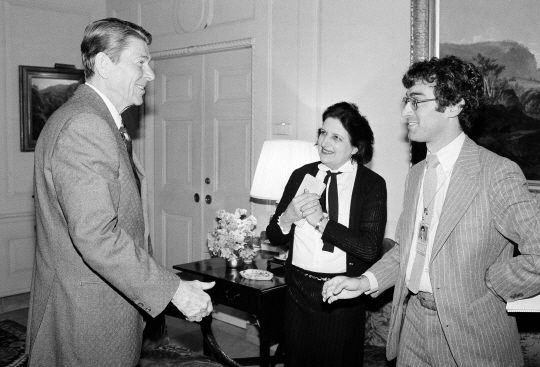 미국 백악관에서 지난 1981년 헬렌 토머스 기자(가운데)가 로널드 레이건 대통령(왼쪽)을 인터뷰하고 있다. 사진=연합뉴스