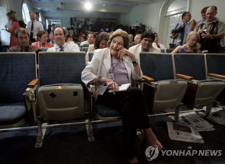 백악관 기자석 맨 앞줄의 헬렌 토머스.사진=연합뉴스