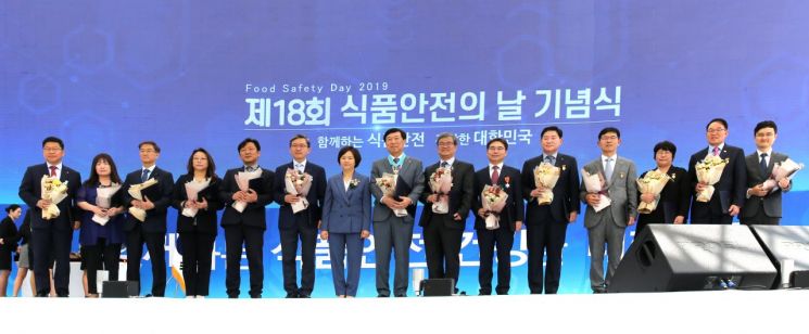 [포토]유통업계 최초 식품안전의 날 대통령표창 수상한 허연수 GS리테일 사장