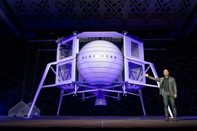 “2024년까지 달에 간다” 제프 베이조스, 달 착륙선 실물 모형 공개