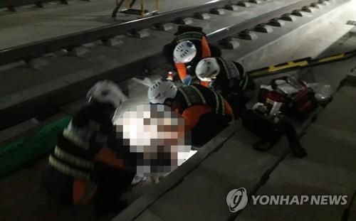 KTX에서 뛰어내린 승객을 구조하는 구급대원/사진=연합뉴스