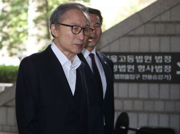 MB 공소장 일부 변경 '삼성 돈으로 법률서비스 이용, 무형의 이익' 