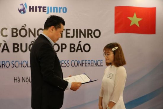 하이트진로 김인규 대표가 이달 9일 열린 장학금 전달식에서 베트남 대학생에게 장학증서를 수여하고 있다.