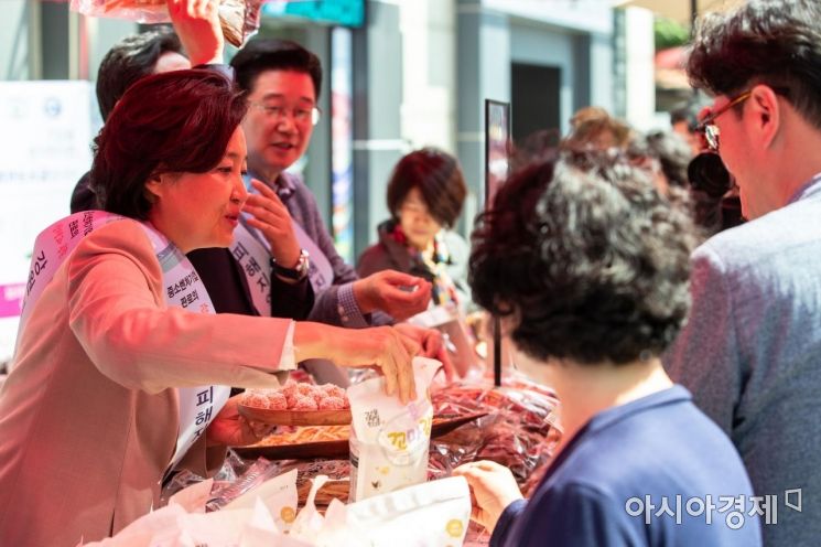 [포토]중소기업 제품 특판 나선 박영선 장관