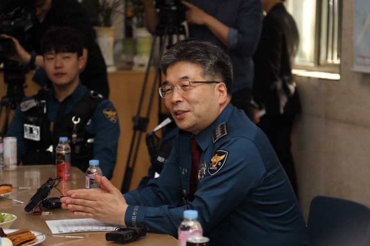 민갑룡 청장이 10일 서울 마포구 홍익지구대를 방문해 일선 경찰들과 대화하고 있는 모습