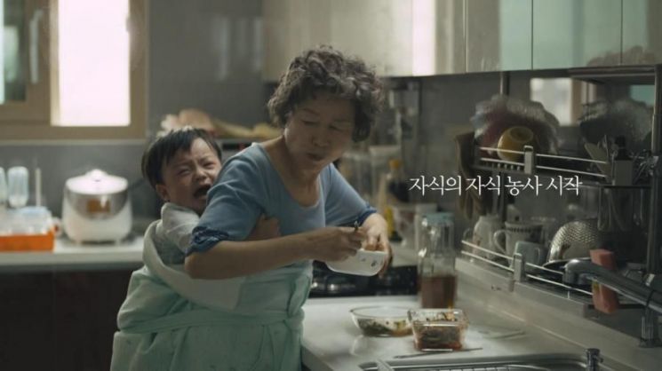 [신조어사전] 맘고리즘 - 끝날 줄 모르는 한국 여성의 ‘육아굴레’