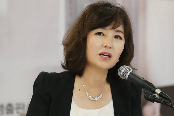 "무례함과 날카로움 전혀 다른 것" 공지영 작가, 송현정 기자 비판