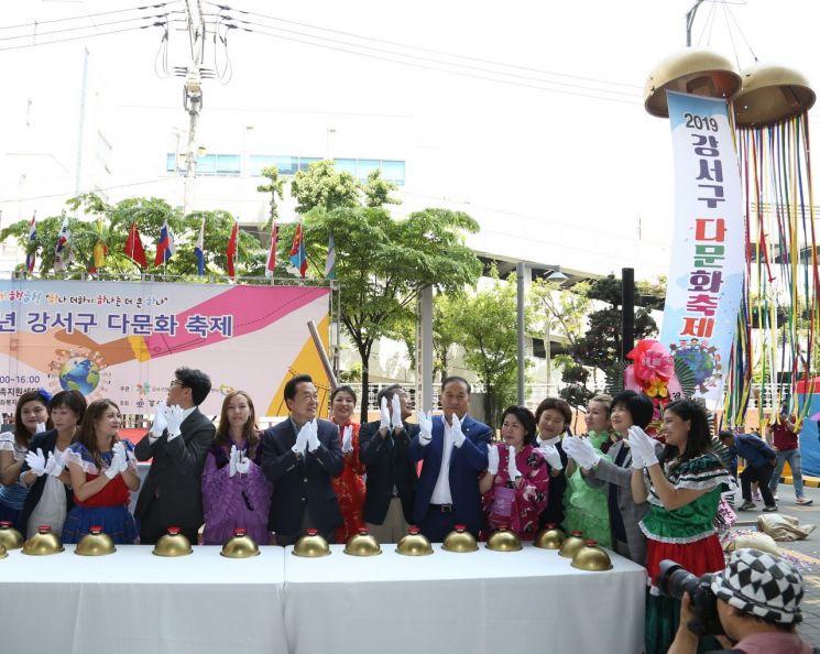 노현송 강서구청장(왼쪽 여섯 번째)이 다문화가족과 강서구민 모두의 행복을 기원하는 희망 박을 터뜨리고 있다.