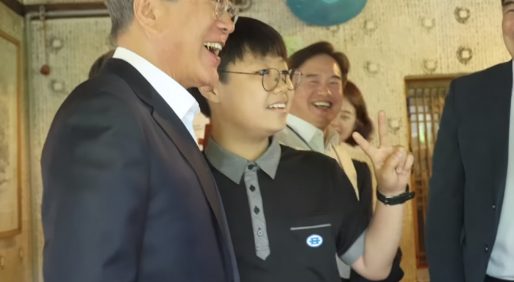 문재인 대통령과 사진 찍는 중학생 / 사진 = '대한민국청와대' 유튜브 영상 캡처