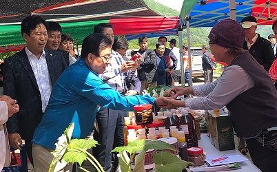 11일 화순군 만연산 생태숲 공원에서 열린 로컬 팜 마켓 개장 1주년 기념행사에서 구충곤(사진 앞 왼쪽) 화순군수가 농특산물 판매장을 둘러보고 있다.                                  사진 화순군