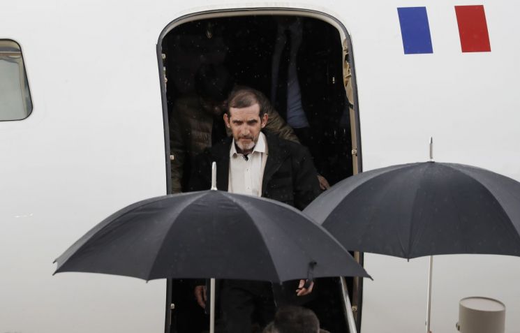 아프리카서 납치됐다 구출된 한국인·프랑스인 등 3명 佛 도착