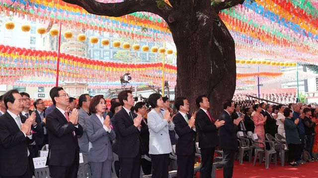 불기 2563년 '부처님 오신날'을 맞아 서울 종로구 조계사에서 열린 봉축법요식에서 여야 국회의원들 / 사진=연합뉴스