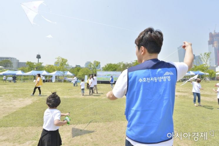 동양생명은 11일 여의도 한강시민공원에서 생명보험사회공헌위원회, 한국백혈병어린이재단과 소아암 어린이들의 쾌유를 기원하는 연날리기 행사를 진행했다고 밝혔다.