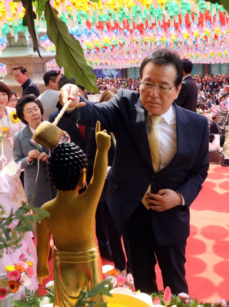 [포토]정순균 강남구청장, 봉은사서 관불의식 거행 