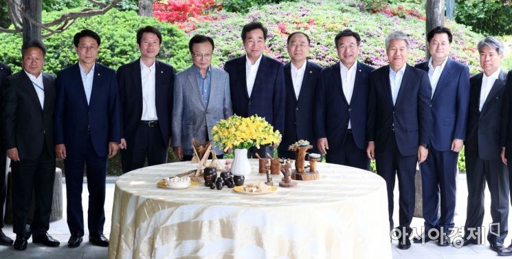 지난달 12일 서울 삼청동 총리 공관에서 열린 고위 당정청 회의에서 이낙연 국무총리와 홍남기 경제부총리 겸 기획재정부 장관, 이해찬 더불어민주당 대표, 이인영 원내대표, 김수현 청와대 정책실장 등 참석자들이 기념촬영을 하고 있다. /문호남 기자 munonam@