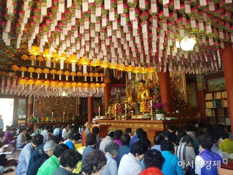 12일 불기 2563년 부처님오신날 증심사에서 불자와 시민들이  봉축법요식을 진행하고 있다.