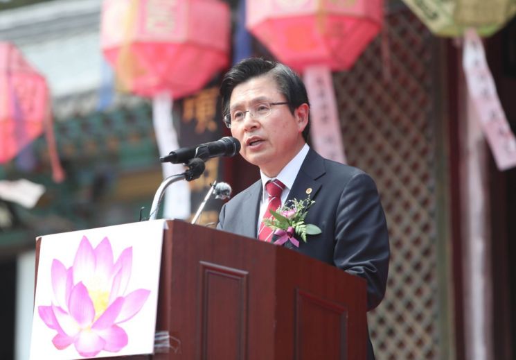 황교안 자유한국당 대표가 부처님오신날인 12일 오후 경북 영천시 은해사에서 열린 봉축법요식에 참석해 축사를 하고 있다.
사진=연합뉴스